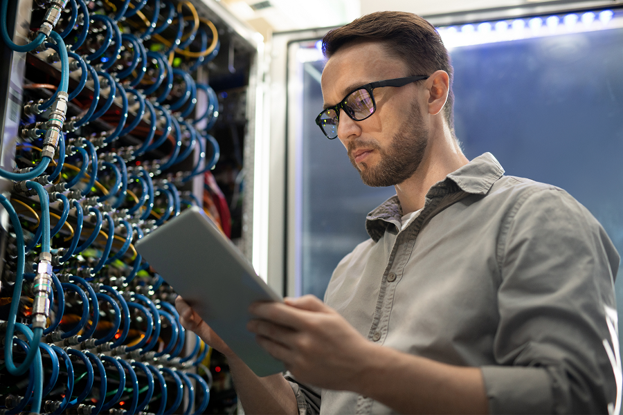 técnico realizando serviços de tecnologia